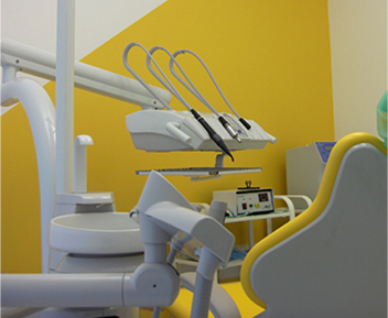 studio dentistico giallo